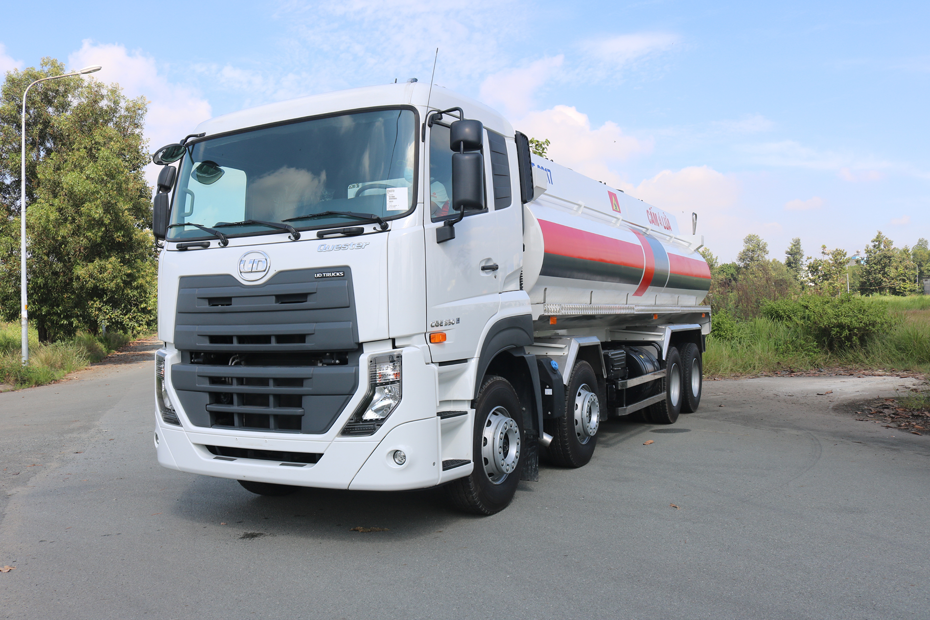 XE TẢI UD 4 CHÂN BỒN XITEC CHỞ XĂNG UD QUESTER 8x4 CGE 350